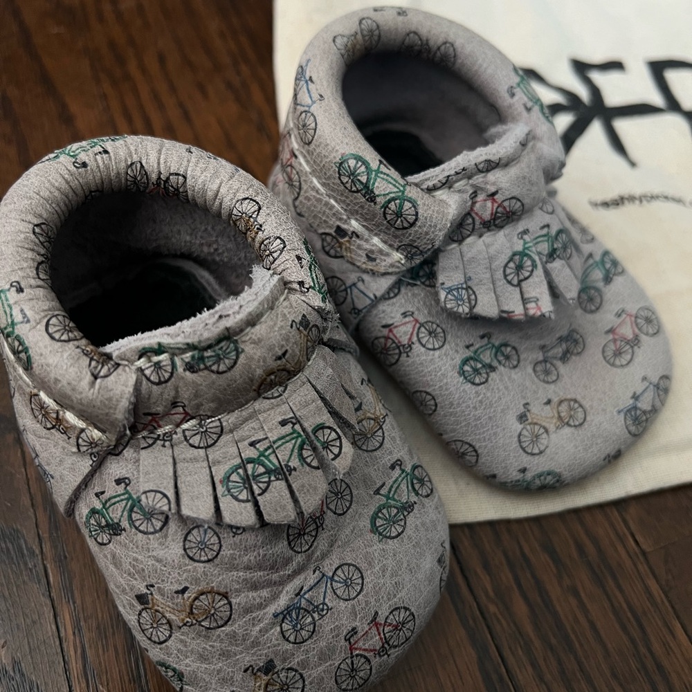 Freshly Picked Grey Bicycle Print Moccasin Shoes sz 1